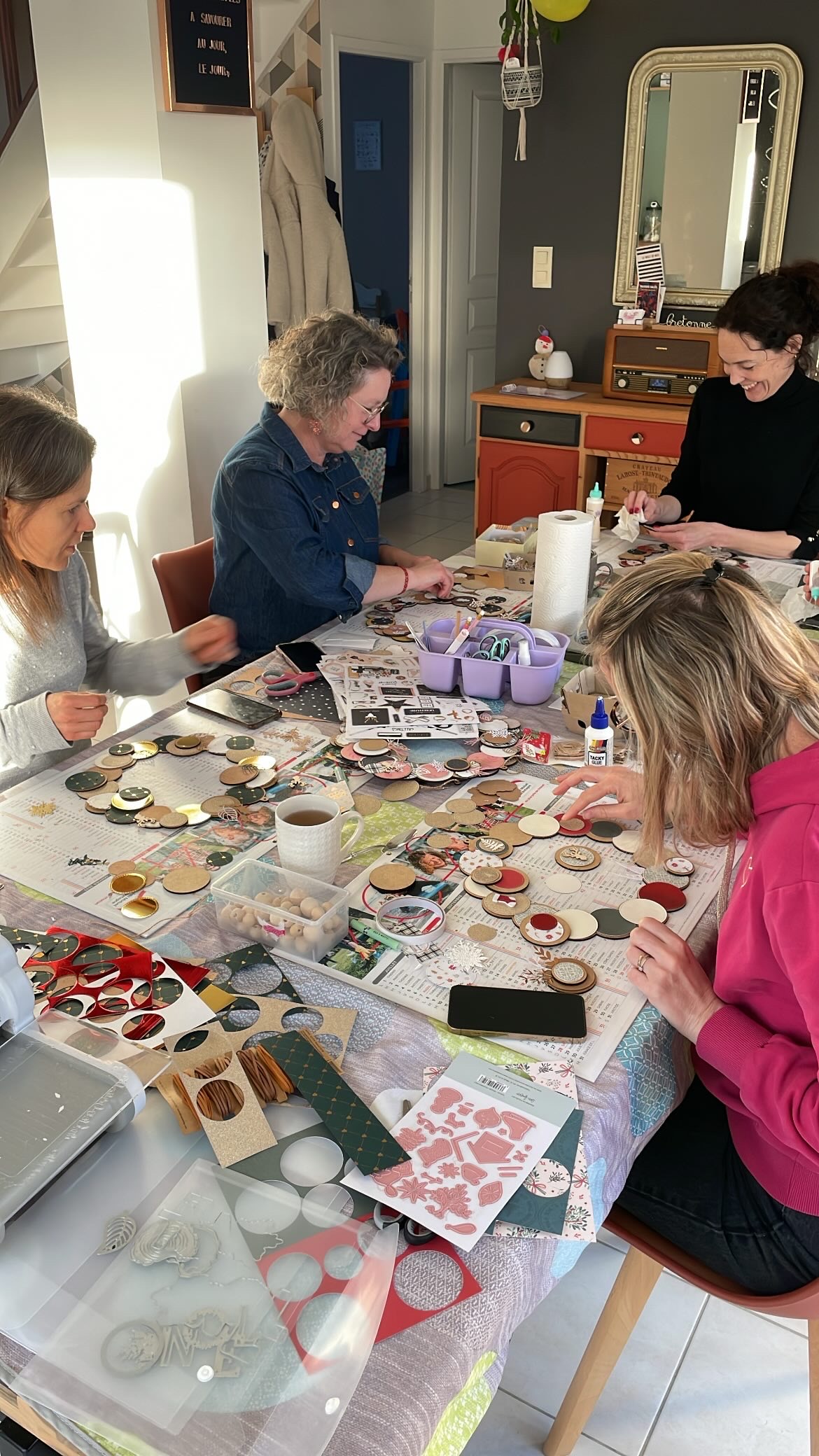 Participantes autour d'une table d'atelier créatif